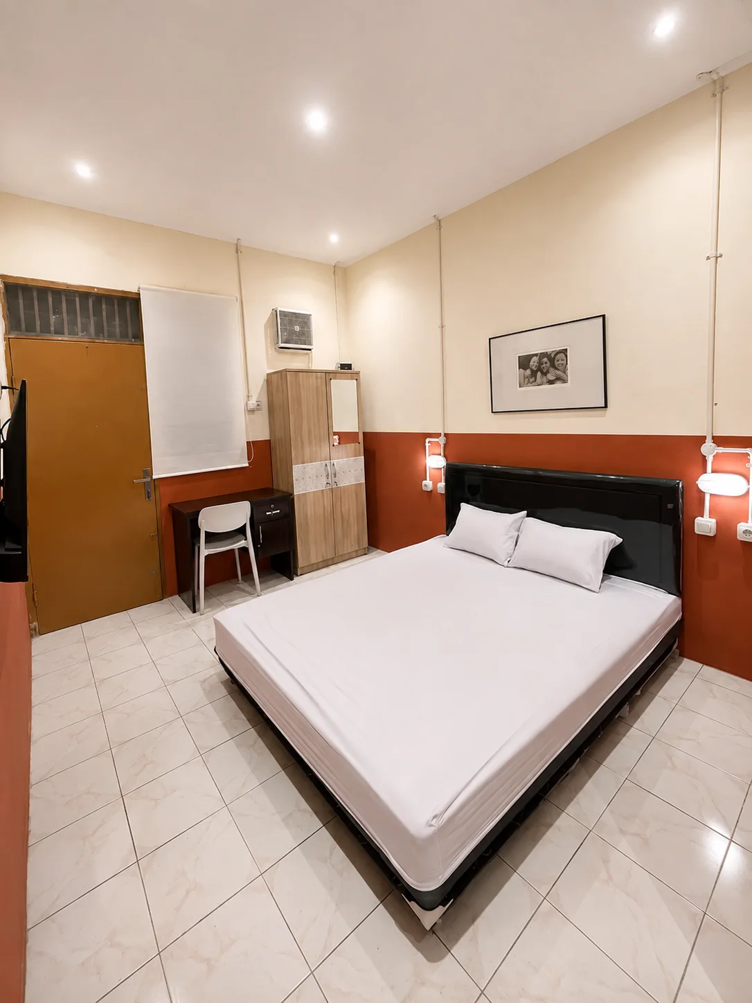 Kamar Nvansa Living dengan tempat tidur dan meja kerja