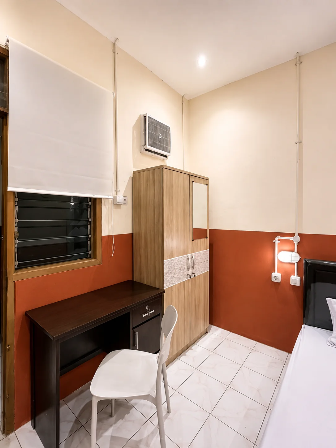 Meja kerja dan lemari kamar Nvansa Living